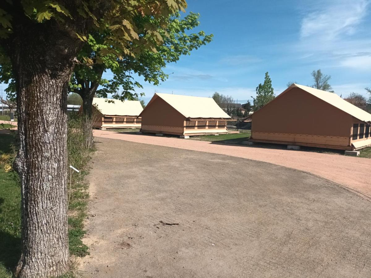 Tente Lodge Pour 5 Personnes En Bordure De La Riviere Allier Au Sein D'Un Petit Camping Saint-Yorre Εξωτερικό φωτογραφία