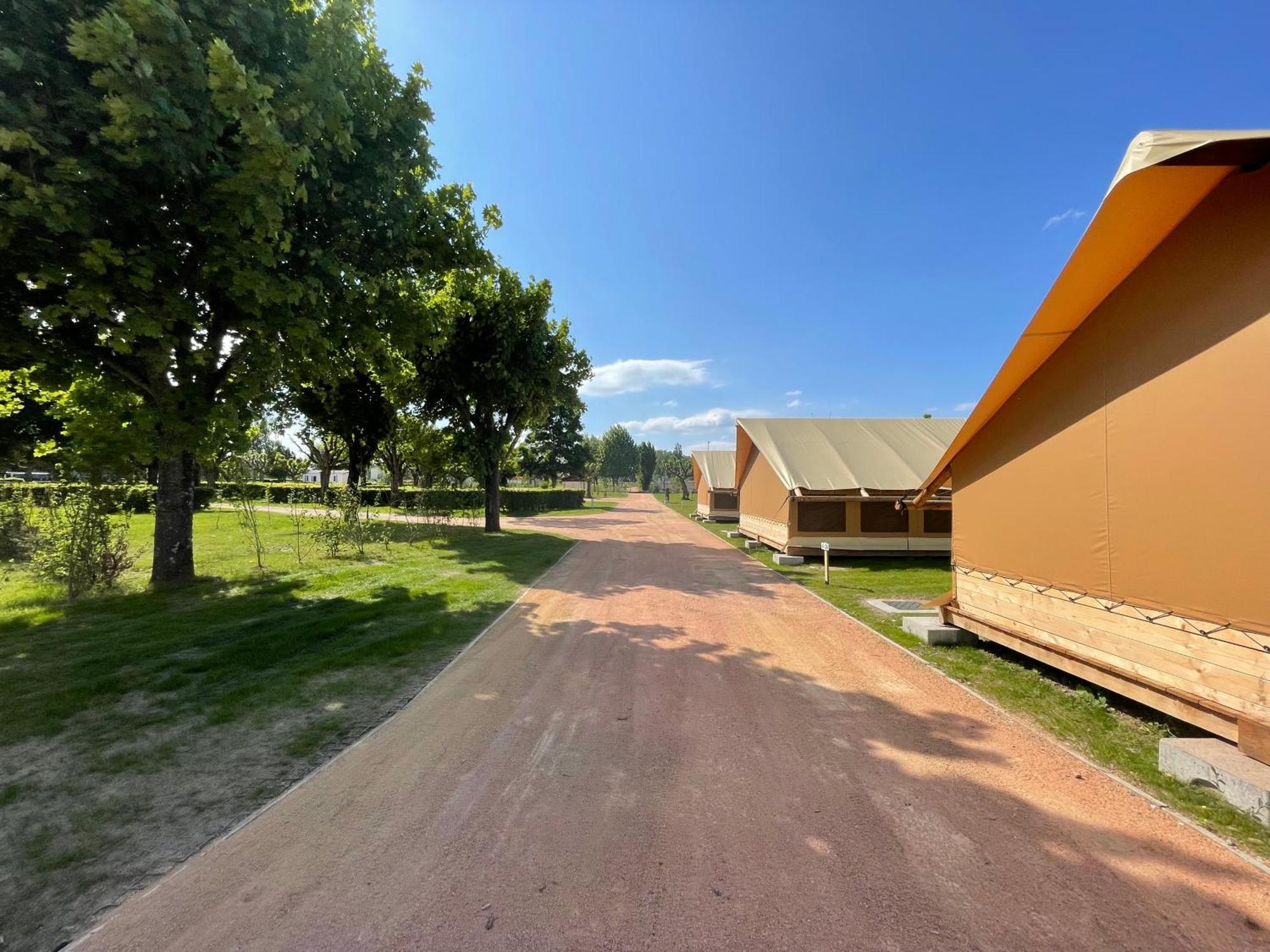 Tente Lodge Pour 5 Personnes En Bordure De La Riviere Allier Au Sein D'Un Petit Camping Saint-Yorre Εξωτερικό φωτογραφία